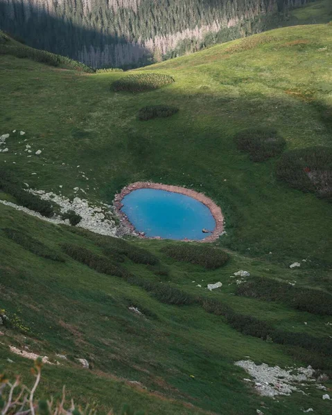 Lago Montaña Sobre Hierba Verde Alrededor — Foto de Stock