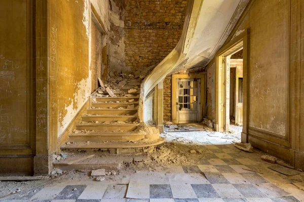 Viejo Edificio Abandonado Con Las Escaleras Deterioradas —  Fotos de Stock