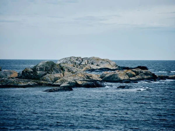 Μια Άποψη Των Σχηματισμών Βράχων Στη Μέση Του Γαλάζιου Ωκεανού — Φωτογραφία Αρχείου