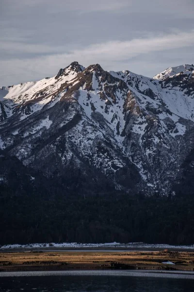 Pionowe Ujęcie Śnieżnej Góry Górskim Terenie — Zdjęcie stockowe