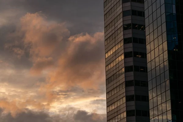 Egy Magas Felhőkarcoló Felhős Sötét Alatt — Stock Fotó