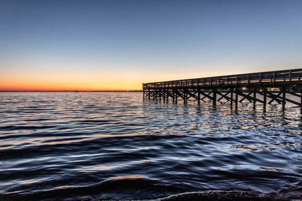 美丽的日落以大海为终 桥在水里 — 图库照片