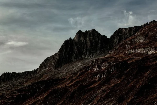 Een Betoverend Landschap Van Rotsachtige Bergen Een Donkere Bewolkte Dag — Stockfoto