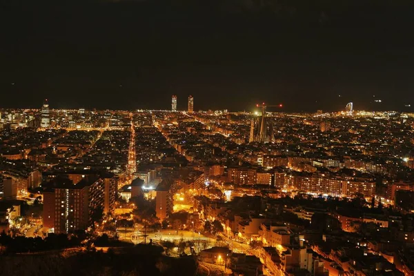 サグラダ ファミリア教会と夜の照明付きバルセロナ市の空中ショット — ストック写真