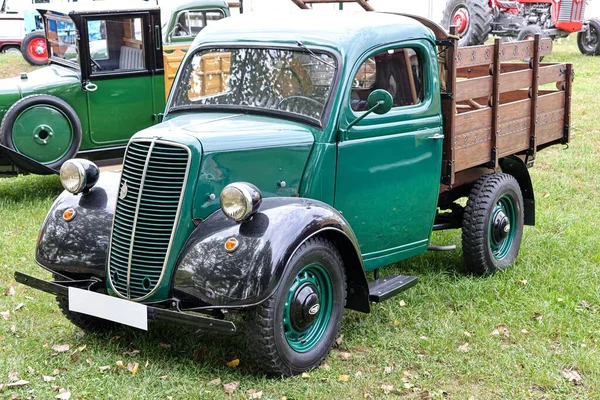 Μια Πλαϊνή Άποψη Ενός Κλασικού Φορτηγού Ford Pickup Ξύλινο Κορμό — Φωτογραφία Αρχείου