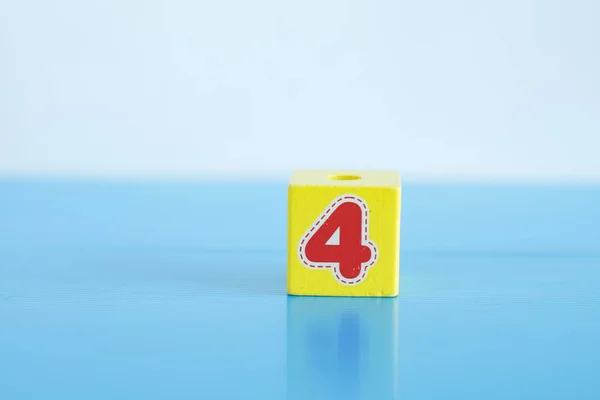 Primer Plano Del Cubo Con Número Cinco Fondo Azul —  Fotos de Stock