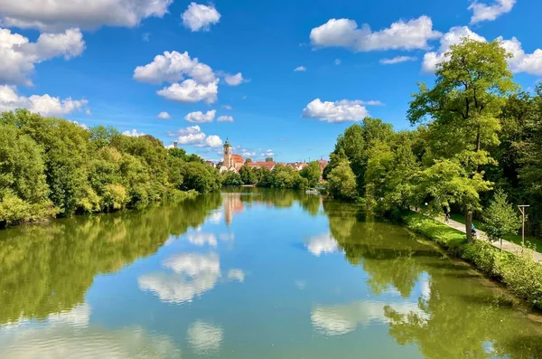 Vacker Utsikt Över Blå Himmel Med Moln Reflekterande Floden Neckar — Stockfoto