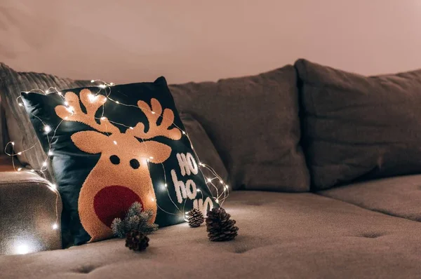 Rozkošné Vánoční Polštář Víla Světla Šedém Gauči Obývacím Pokoji Doma — Stock fotografie