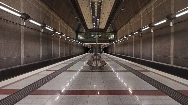 Lesklý Interiér Stanice Metra Aténách Řecko Spoustou Neonových Světel Stěnách — Stock fotografie