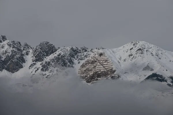 在大雾中 蒂罗尔的北欧雪山对所有度假者和当地居民来说都是一次极好的体验 — 图库照片