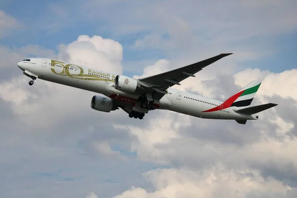 Αεροσκάφος Emirates Boeing 777 300Er Πτήσει — Φωτογραφία Αρχείου