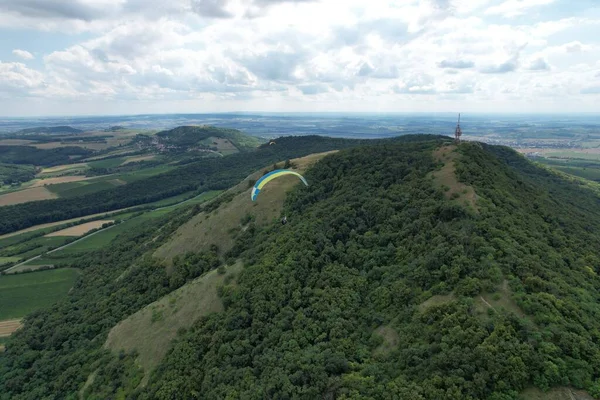 Vzdušný Pohled Člověka Který Paragliduje Zamračenou Modrou Oblohou Pozadí Česká — Stock fotografie
