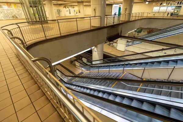 Uma Escada Rolante Que Leva Para Baixo Estação Metrô Zoo — Fotografia de Stock