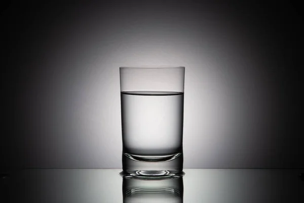 Gråskala Närbild Bild Glas Transparent Klart Vatten — Stockfoto