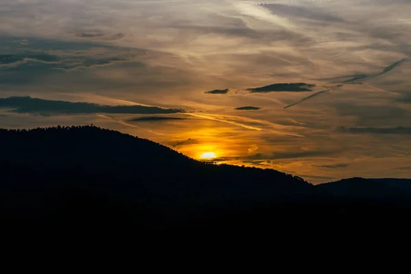 Malownicze Ujęcie Dramatycznego Zachodu Słońca Nad Pięknymi Górami — Zdjęcie stockowe
