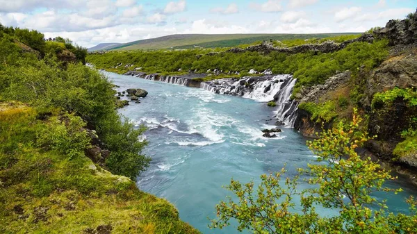 Όμορφη Θέα Ενός Ποταμού Που Περιβάλλεται Από Πράσινη Βλάστηση Ισλανδία — Φωτογραφία Αρχείου