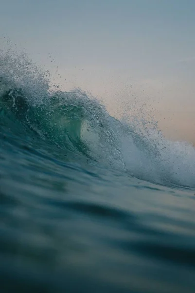 Вертикальний Крупним Планом Знімок Морської Хвилі — стокове фото