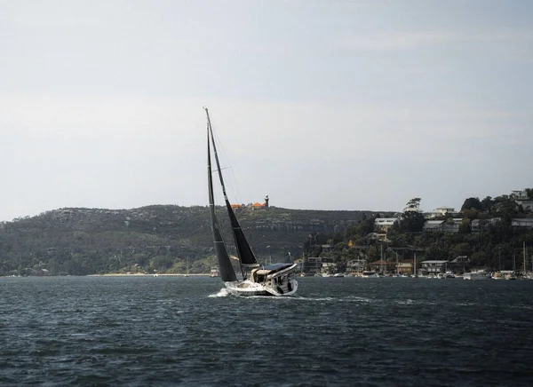 Beau Yacht Naviguant Dans Mer Ondulée — Photo