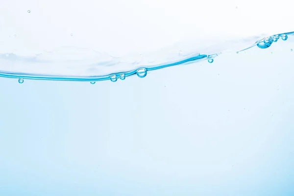 Het Oppervlak Van Blauwe Watergolven Spatten Een Witte Achtergrond — Stockfoto