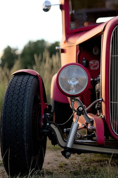 Vacker Röd Ford Modell Bil Parkerad Vildmarken Omgiven Gräs Vintage — Stockfoto