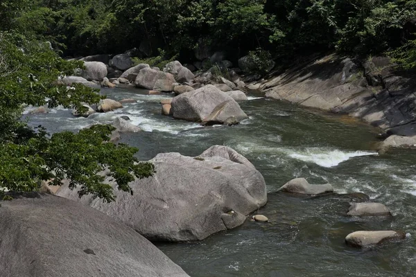 ベトナム チュヤンシンの森の中を流れる美しい滝のクローズアップショット — ストック写真