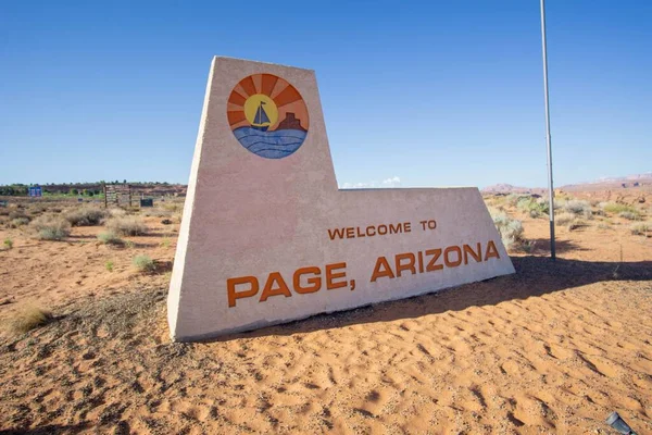 欢迎来到亚利桑那州佩奇 在阳光灿烂的沙漠上签名 — 图库照片