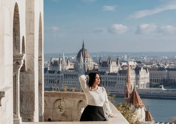 Retrato Una Joven Mujer Balcón Con Vistas Parlamento Húngaro Budapest — Foto de Stock