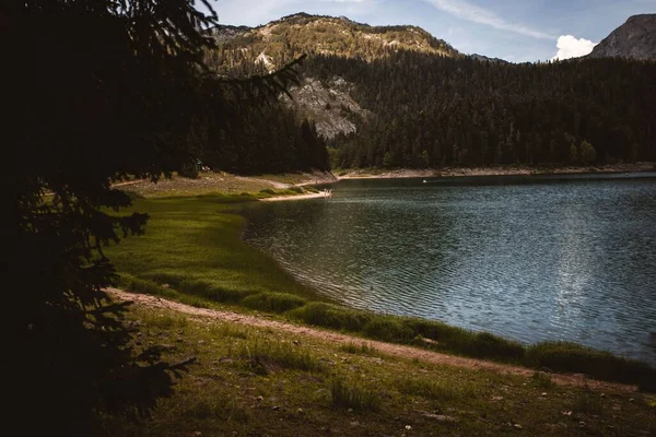 Uma Bela Cena Natureza Lago Negro Cercado Por Montanhas Durmitor — Fotografia de Stock