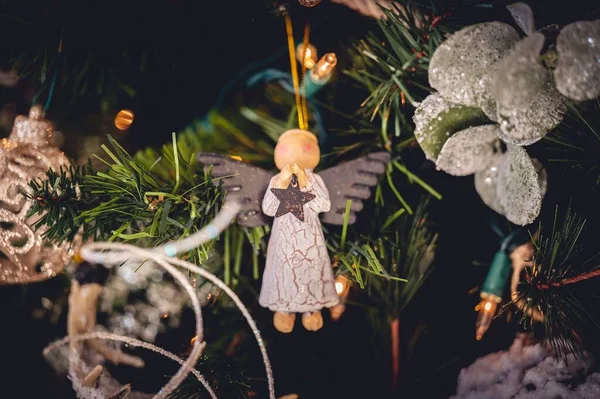Tiro Close Brinquedo Anjo Uma Árvore Natal Decorada — Fotografia de Stock