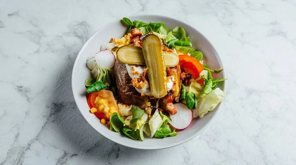 野菜とおいしいと健康的なサラダのプレートのクローズアップショット — ストック写真