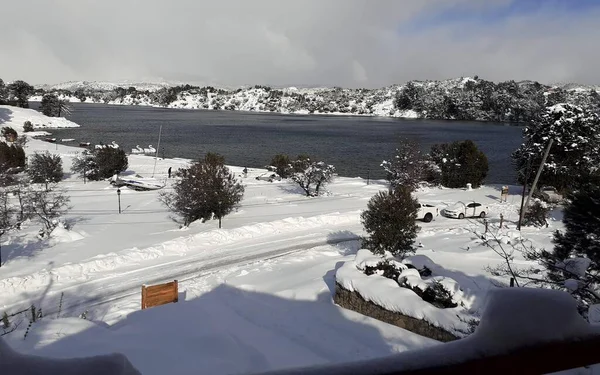 Colpo Aereo Campo Coperto Una Neve Con Fiume Sullo Sfondo — Foto Stock