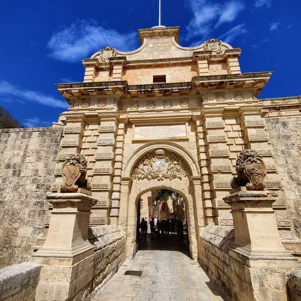 Niski Kąt Ujęcia Głównych Bram Twierdzy Mdina Malcie — Zdjęcie stockowe