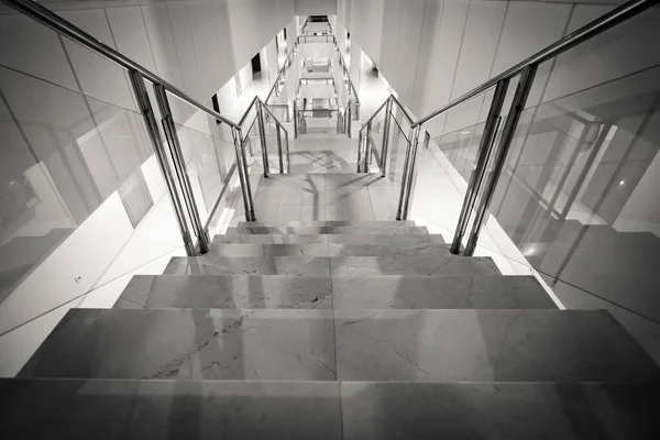 現代の階段の上から撮影されたグレースケールのガラスのウエイリング — ストック写真