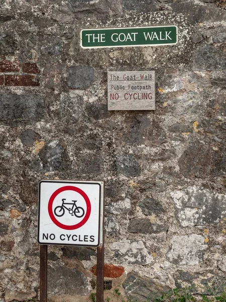 在英国托普森市的山羊步行会上没有自行车标志 — 图库照片