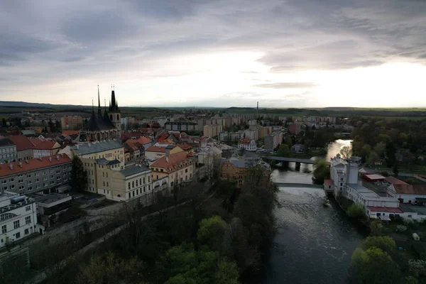 曇り空の日にチェコ共和国の川のほとりにあるラウンジシティの鳥の目の景色 — ストック写真