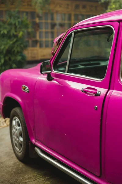 Крупный План Передней Двери Розового Ретро Автомобиля Стоящего Снаружи — стоковое фото