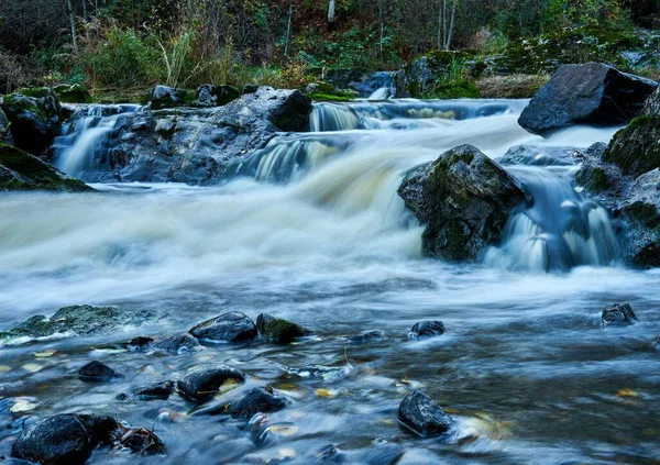 Malownicze Ujęcie Strumienia Skalistej Rzeki Jedwabistym Efektem Wody — Zdjęcie stockowe