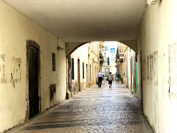 Узкая Улица Старыми Домами Прогулочными Людьми Течение Дня Португалии — стоковое фото