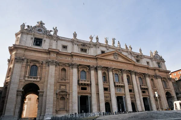Fasada Bazyliki Piotra Zewnątrz Kolumnami Przeszkodami Watykanie — Zdjęcie stockowe