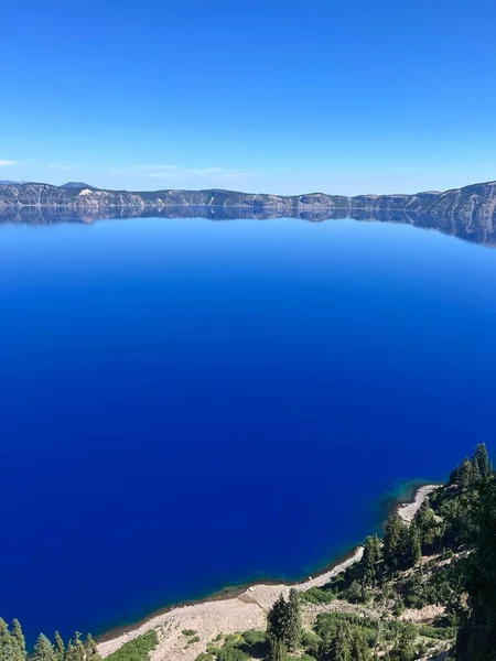 Der Blaue Himmel Über Dem Blauen See Einem Sonnigen Sommertag — Stockfoto
