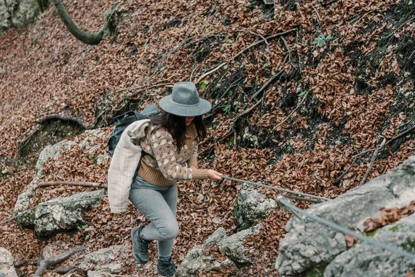 Wanderin Wald Klammert Sich Stahlseil Zum Klettern Über Felsen — Stockfoto