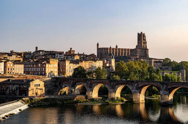 手前の川と大聖堂のあるアルビのフランスの街の美しい景色 — ストック写真