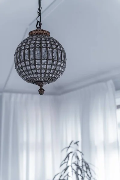Bir Odanın Tavanına Asılmış Yuvarlak Cam Dizayn Bir Avizenin Dikey — Stok fotoğraf
