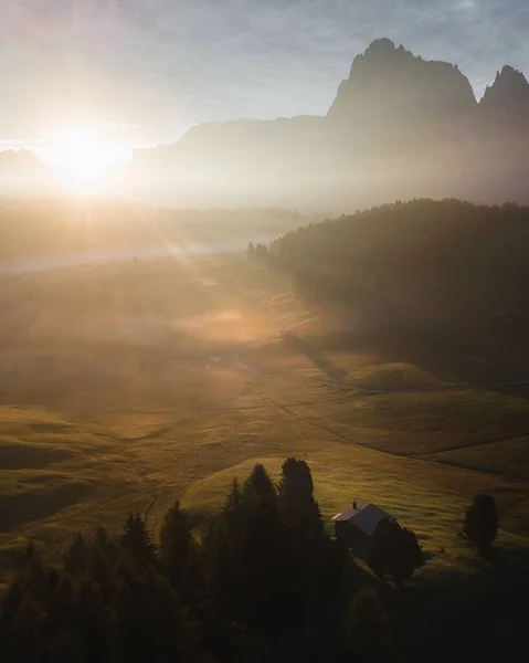 意大利农村绿地和多岩的白云石山的风景 — 图库照片