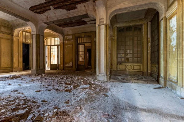 Çürümüş Kapıları Pencereleri Olan Terk Edilmiş Eski Bir Bina — Stok fotoğraf
