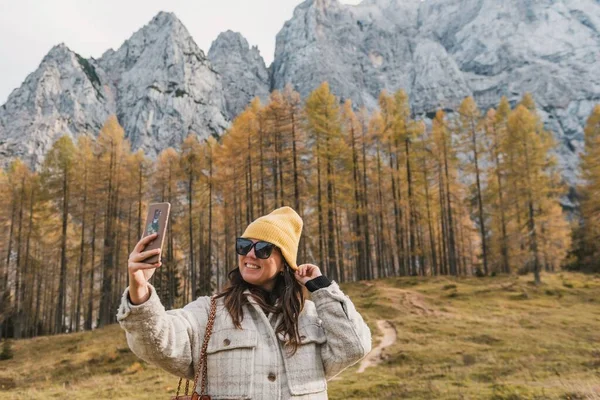Porträtt Glad Ung Kvinna Som Tar Selfie Framför Gyllene Lärkträd — Stockfoto