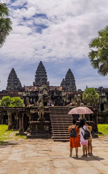 Vertikální Záběr Chrámových Věží Největšího Náboženského Chrámového Komplexu Angkor Wat — Stock fotografie