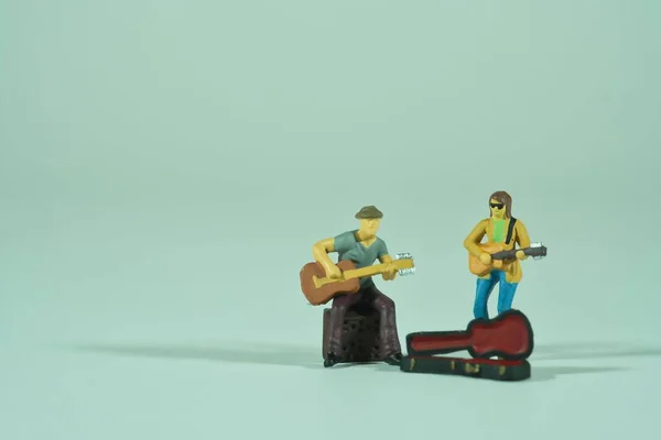 Straßenmusiker Mit Gitarrenmusik Miniaturfiguren Szene Hellem Hintergrund — Stockfoto