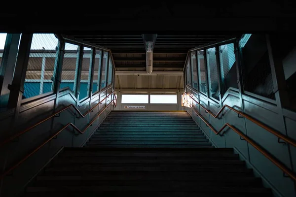 Una Toma Ángulo Bajo Una Escalera — Foto de Stock