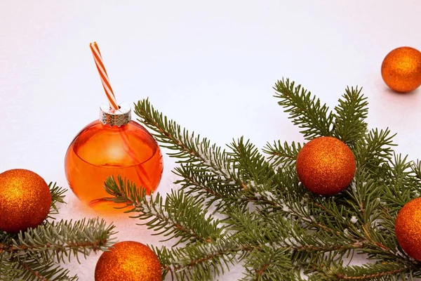 새해였지 성탄절의 빛나는 오렌지색 배경으로 모양의 유리잔 — 스톡 사진